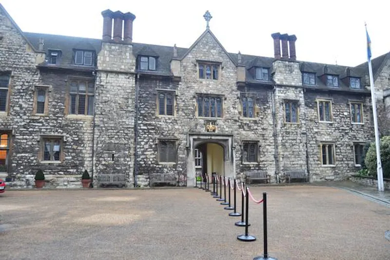 Driveway at Historic Farringdon building, P557 (photo 1)