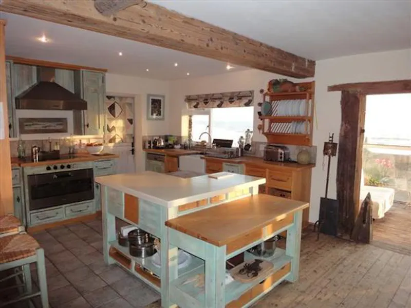 Kitchen at Camber beach house, C593 (photo 10)
