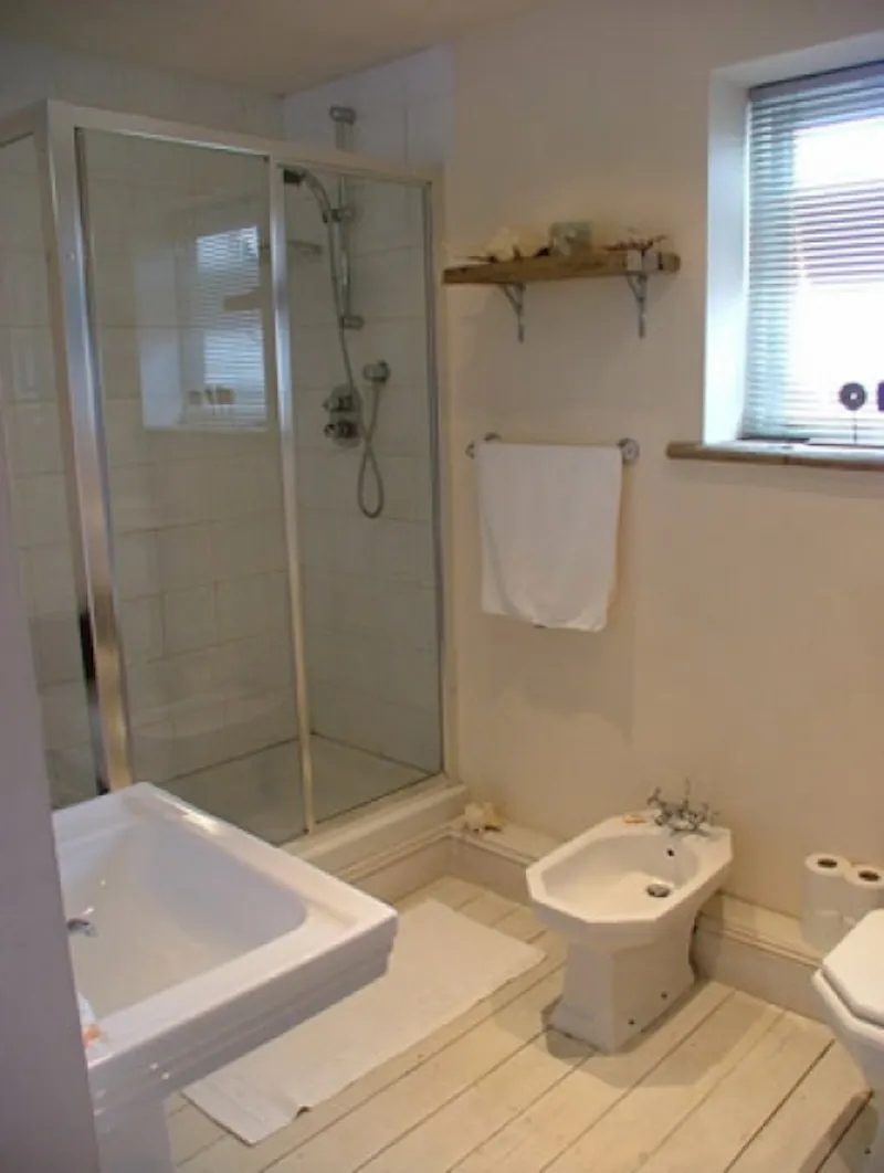 Bathroom at Camber beach house, C593 (photo 17)