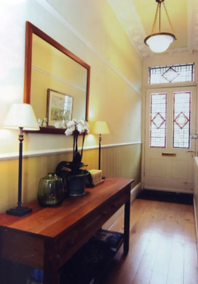 Entrance hall at East Twickenham family house, B1451 (photo 5)