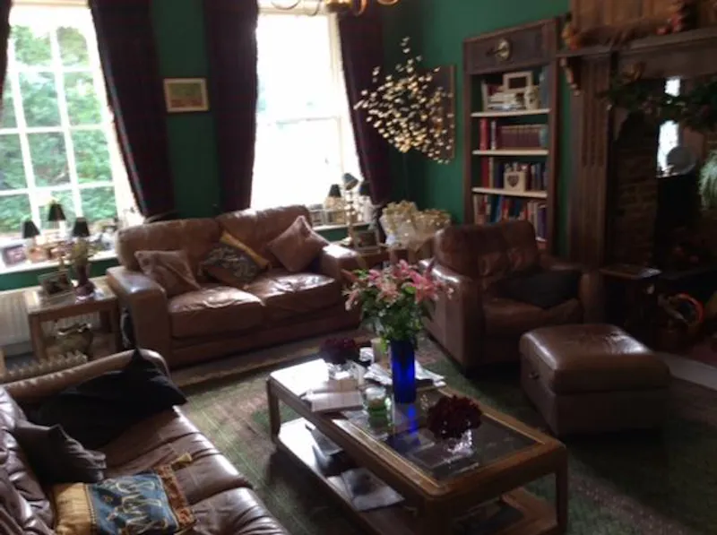 Fireplace at Country house in Leatherhead, B1239 (photo 2)