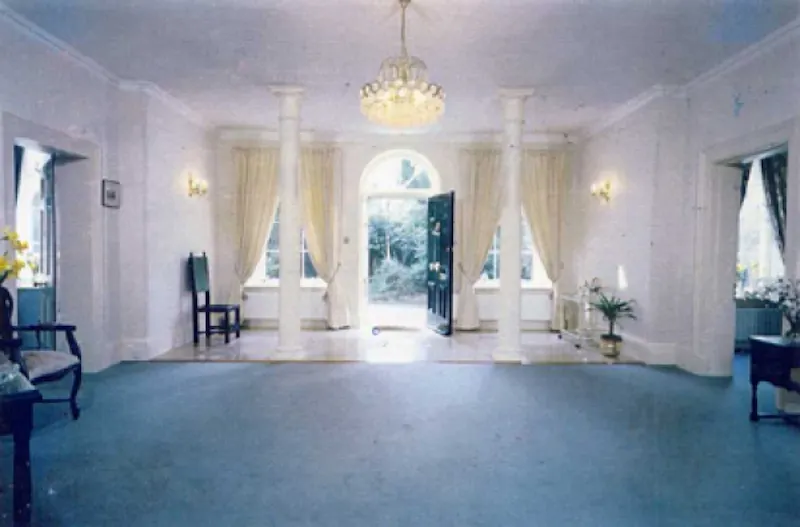 Drawing room at Country house in Leatherhead, B1239 (photo 6)