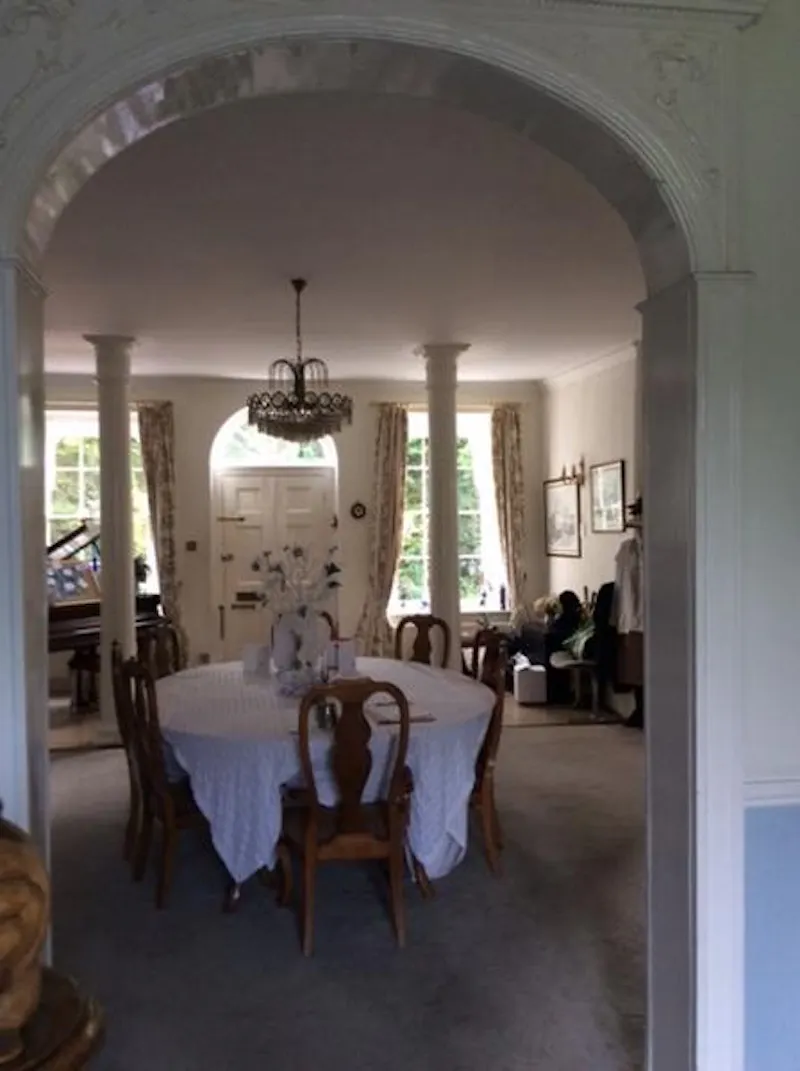 Dining room at Country house in Leatherhead, B1239 (photo 9)
