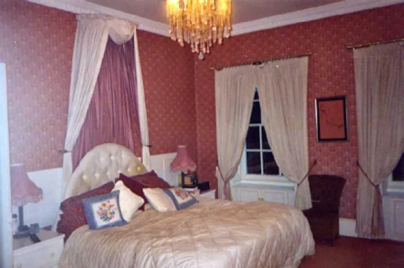 Bedroom at Country house in Leatherhead, B1239 (photo 15)