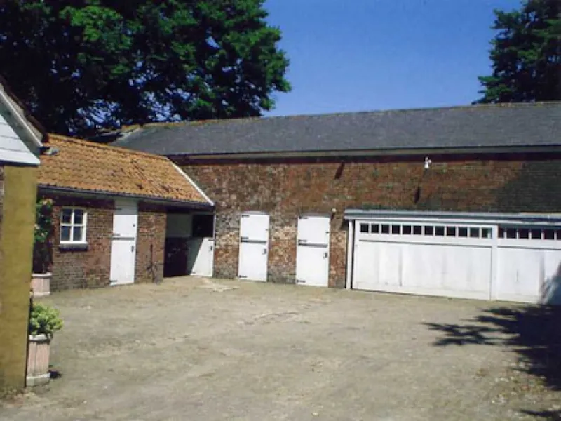 Garage at Tring country house, D1572 (photo 6)