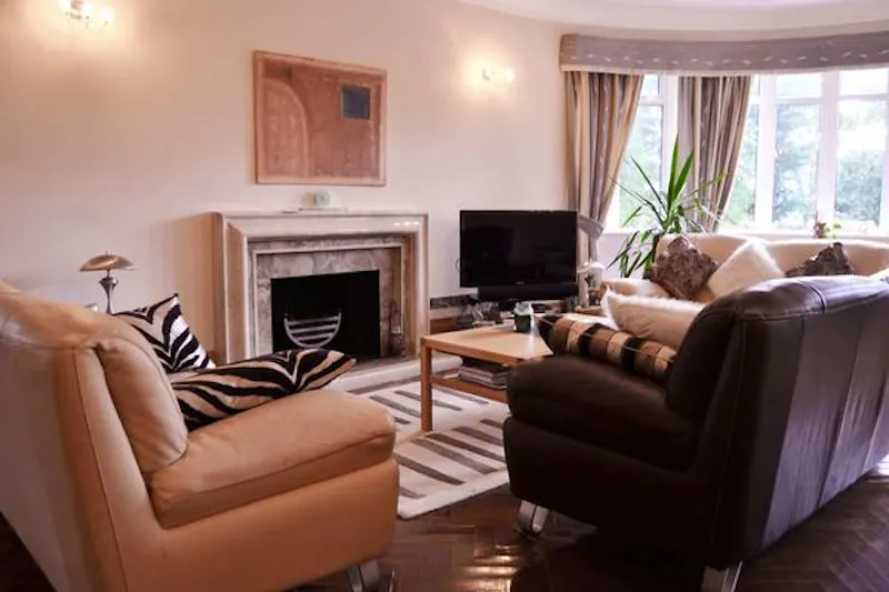 Living Room at Large Kingston house, D1648 (photo 12)