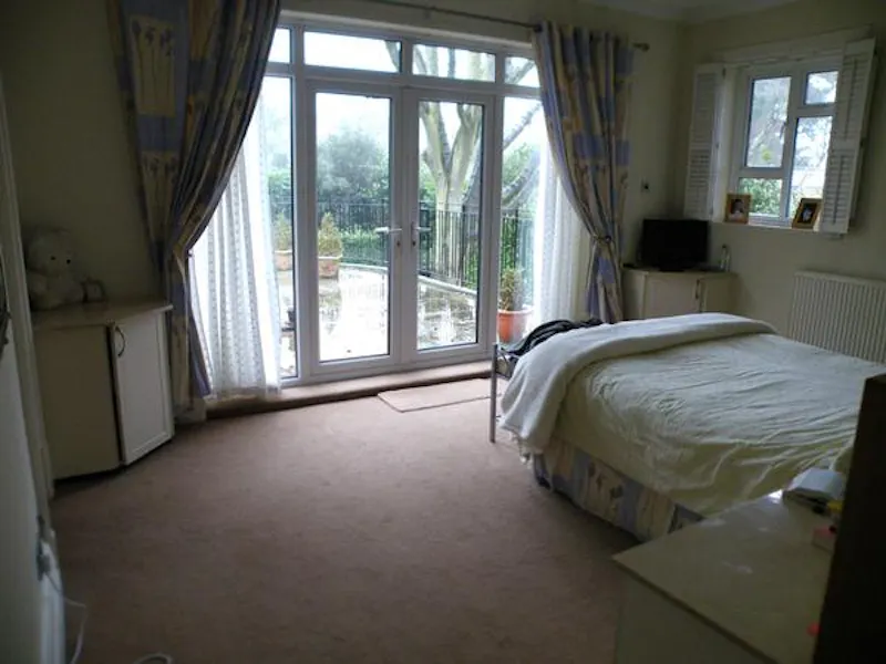 Bedroom at Large Kingston house, D1648 (photo 28)