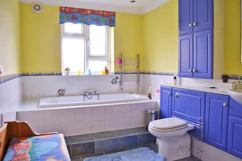 Bathroom at Large Kingston house, D1648 (photo 32)