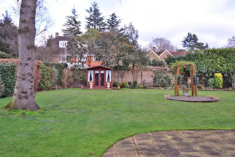 Garden at Large Kingston house, D1648 (photo 40)