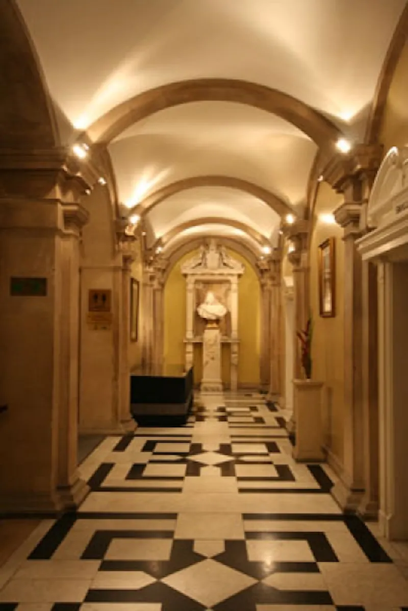 Corridor at Grand Moorgate events hall, Q35 (photo 20)