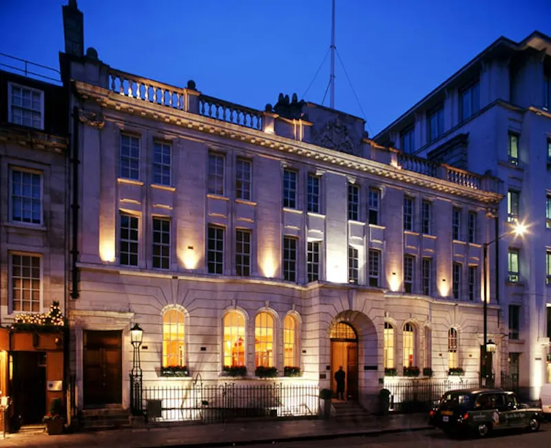 Central London hotel, R687 (photo 1)