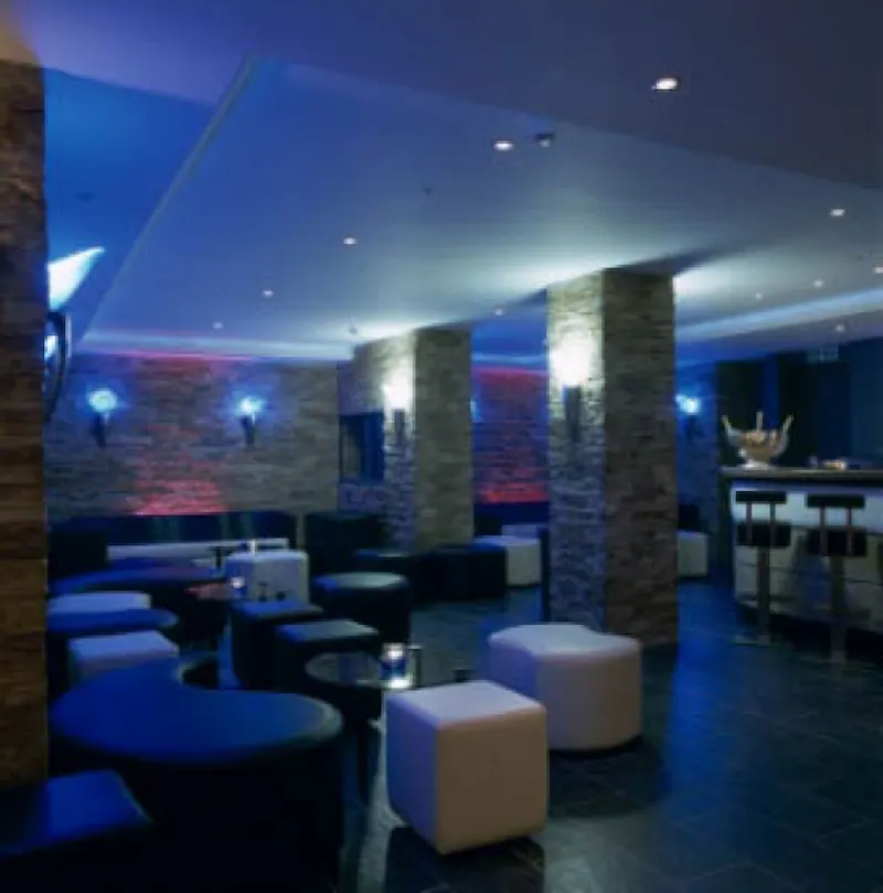 Bar at Central London hotel, R687 (photo 22)