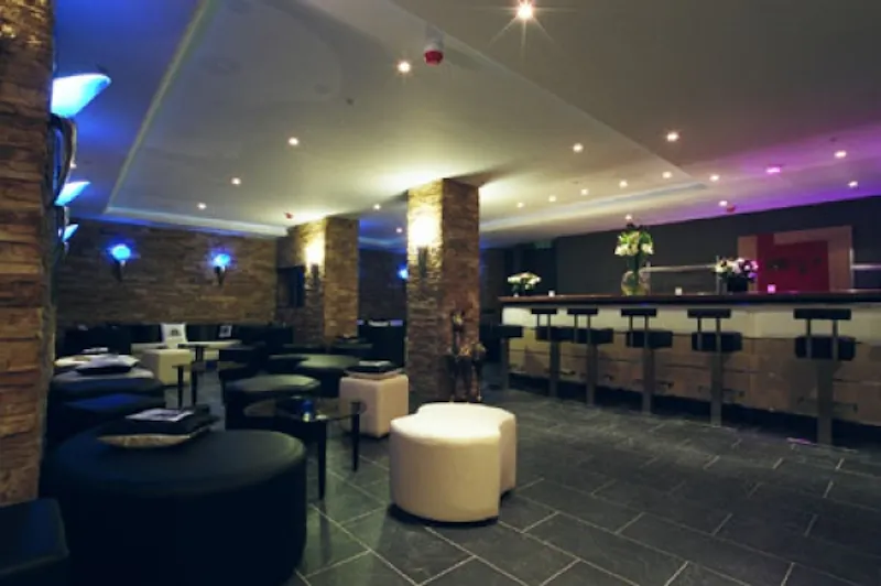 Bar at Central London hotel, R687 (photo 23)