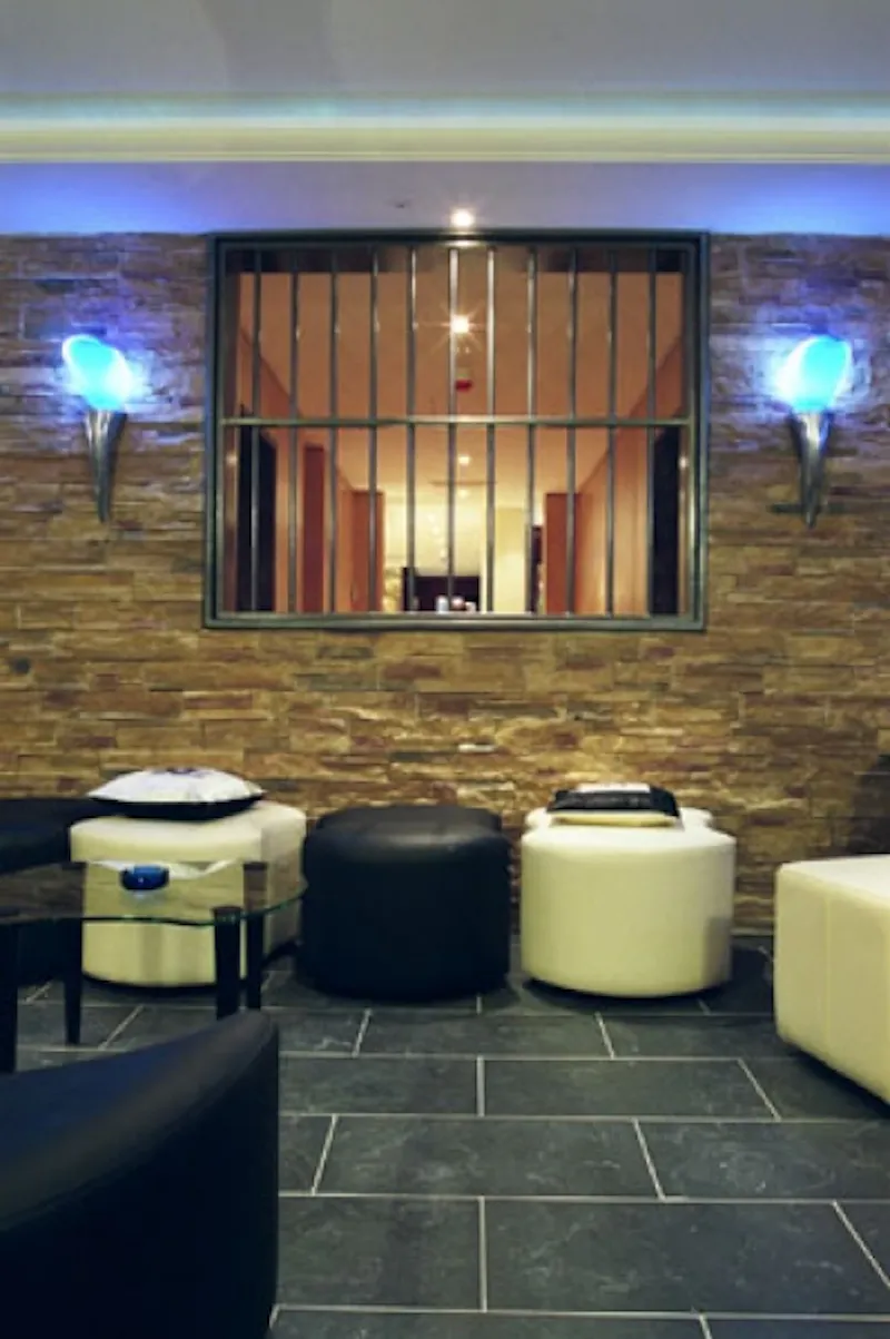 Exposed brick at Central London hotel, R687 (photo 24)