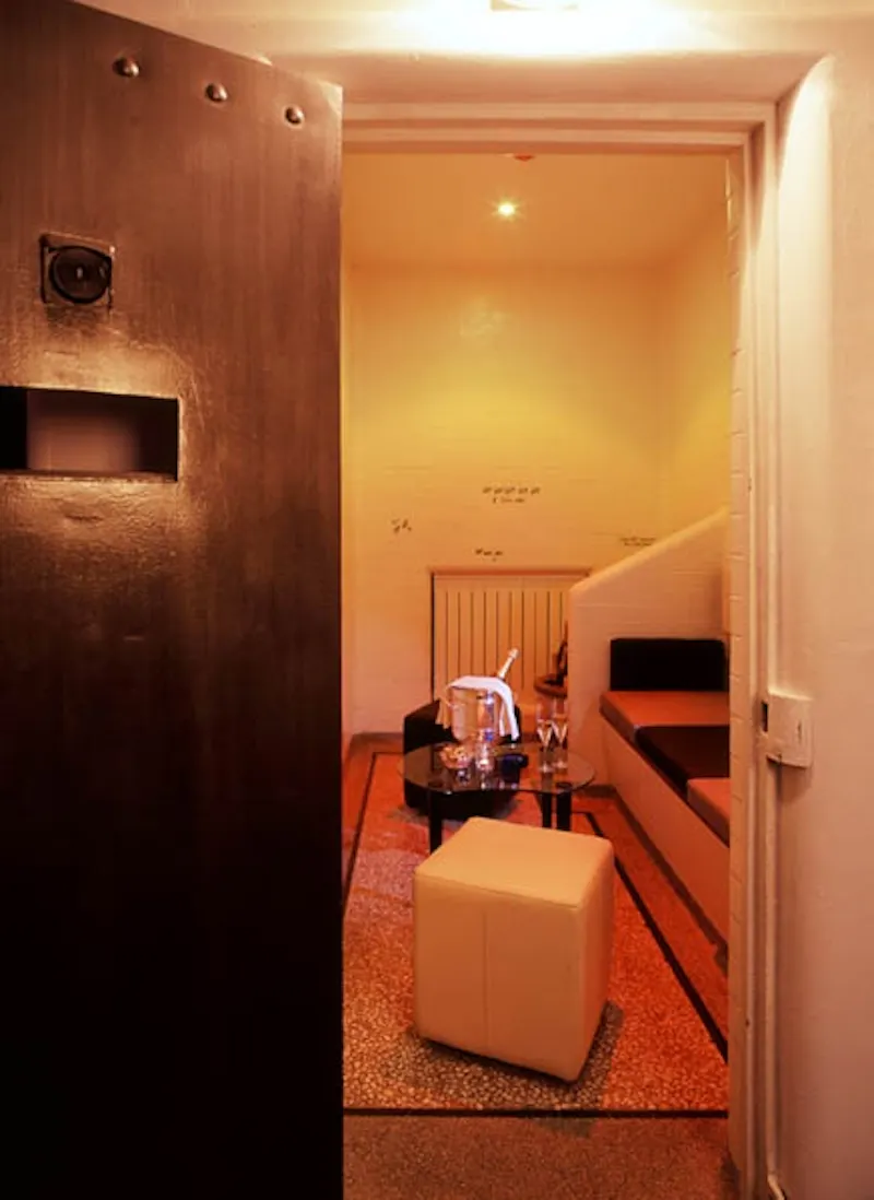 Central London hotel, R687 (photo 28)
