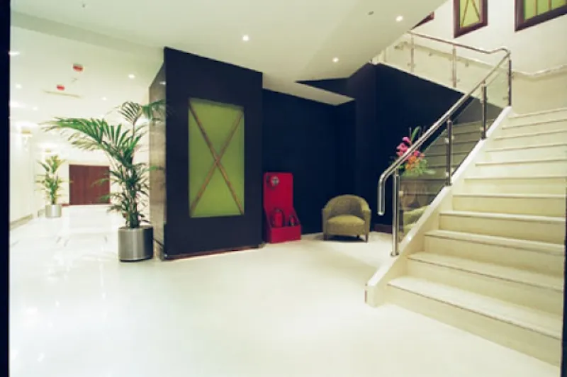 Central London hotel, R687 (photo 4)