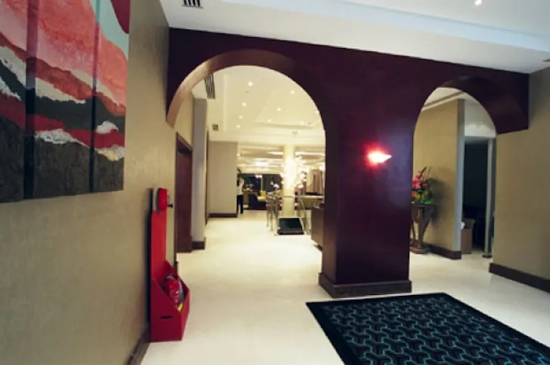 Entrance hall at Central London hotel, R687 (photo 5)