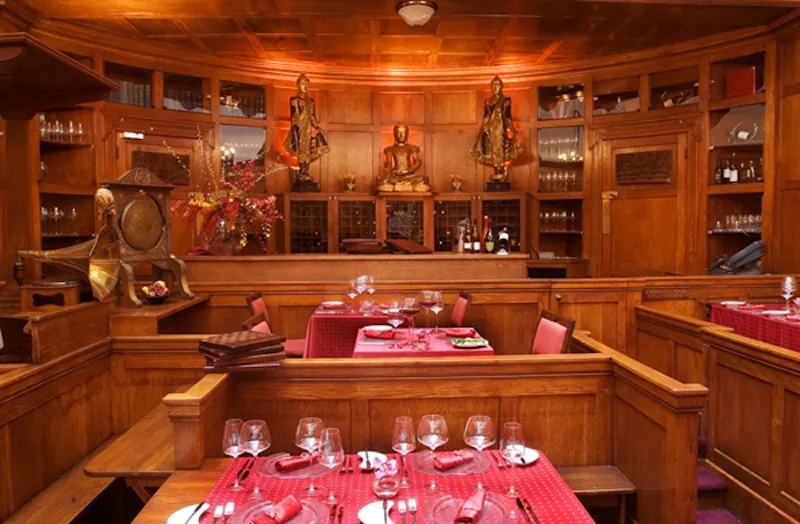 Panelling at Central London hotel, R687 (photo 10)