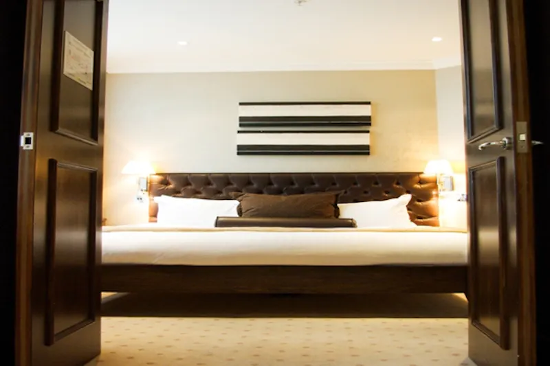 Bedroom at Central London hotel, R687 (photo 31)