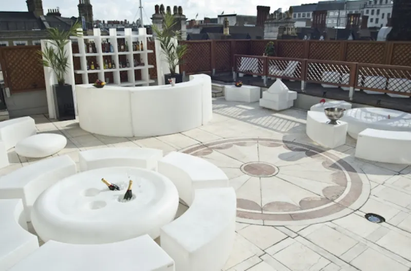 Roof terrace at Central London hotel, R687 (photo 35)