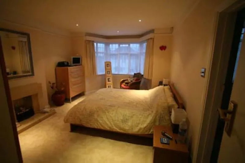 Bedroom at Open plan Rickmansworth house, D1850 (photo 3)