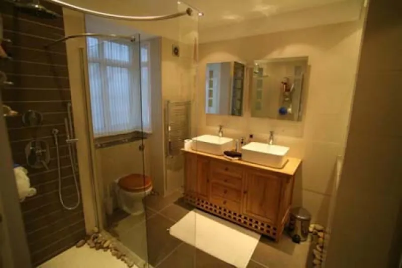 Bathroom at Open plan Rickmansworth house, D1850 (photo 7)