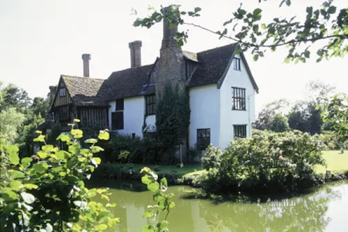 Suffolk moated Tudor hall house, M257