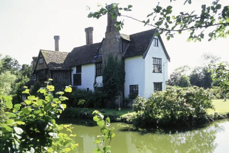 Suffolk moated Tudor hall house, M257 (photo 3)