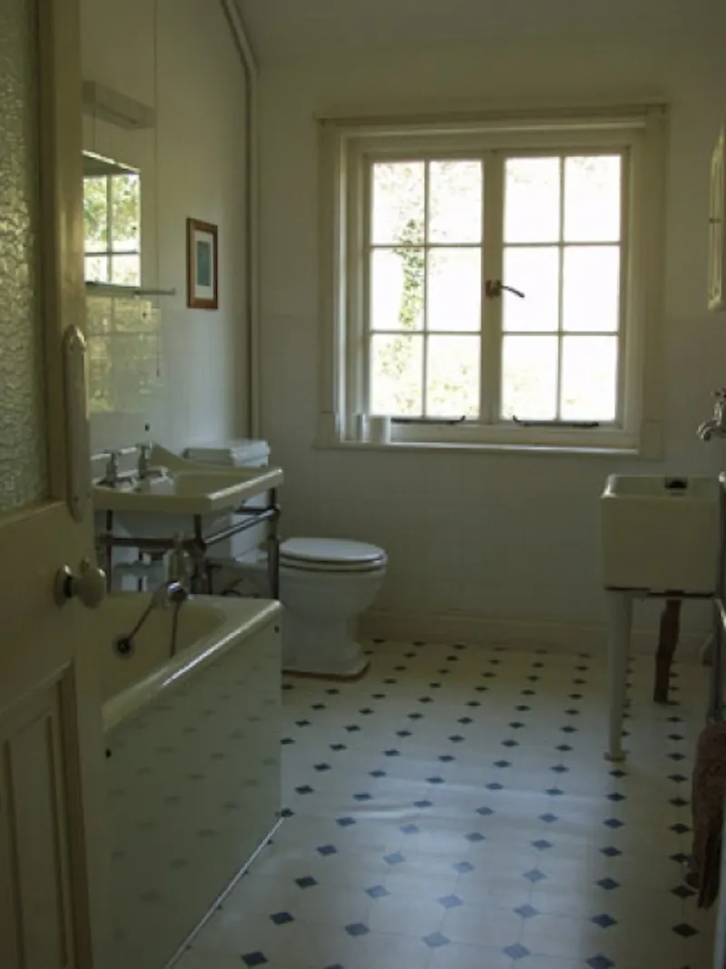 Bathroom at Strete country house, D1872 (photo 18)