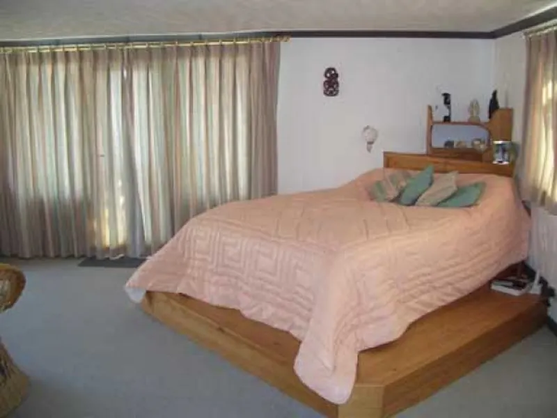 Bedroom at Shoreham-by-Sea house, D1890 (photo 6)