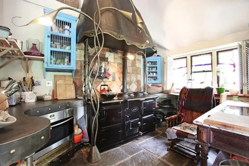 Aga at Gaudi-inspired Reading house, D1892 (photo 10)