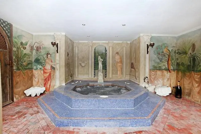 Jacuzzi at Gaudi-inspired Reading house, D1892 (photo 36)