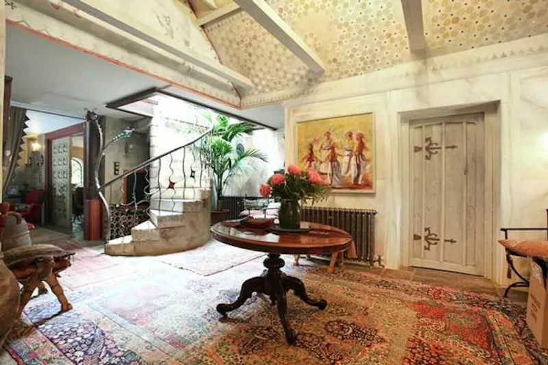 Entrance hall at Gaudi-inspired Reading house, D1892 (photo 5)