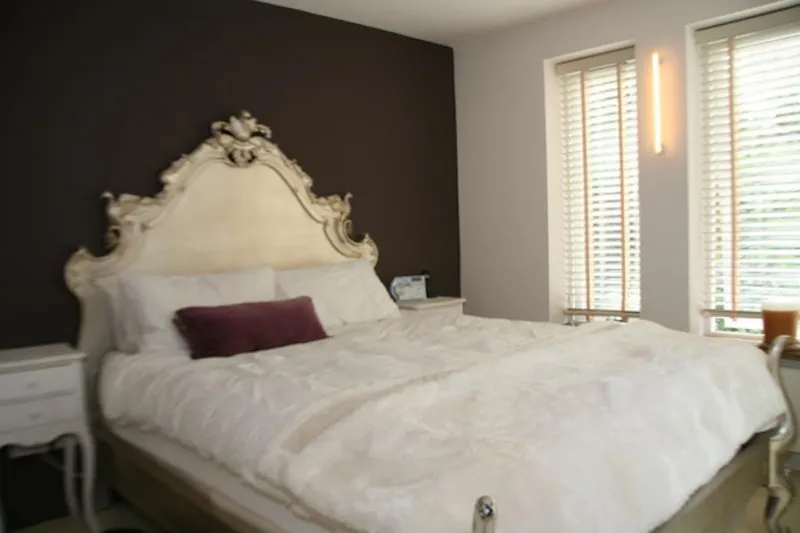 Bedroom at Modern Twickenham house, D1898 (photo 5)