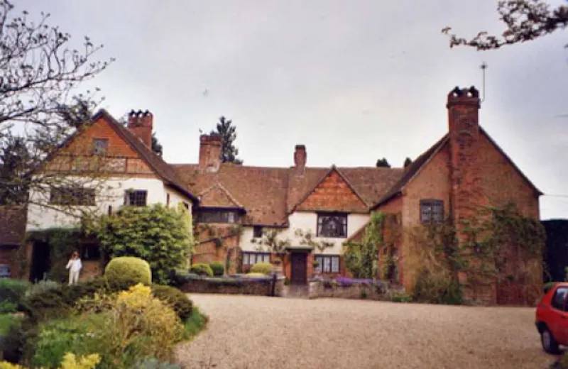Driveway at Oxfordshire manor house, M250 (photo 1)