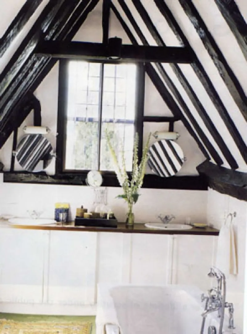 Bathroom at Oxfordshire manor house, M250 (photo 3)