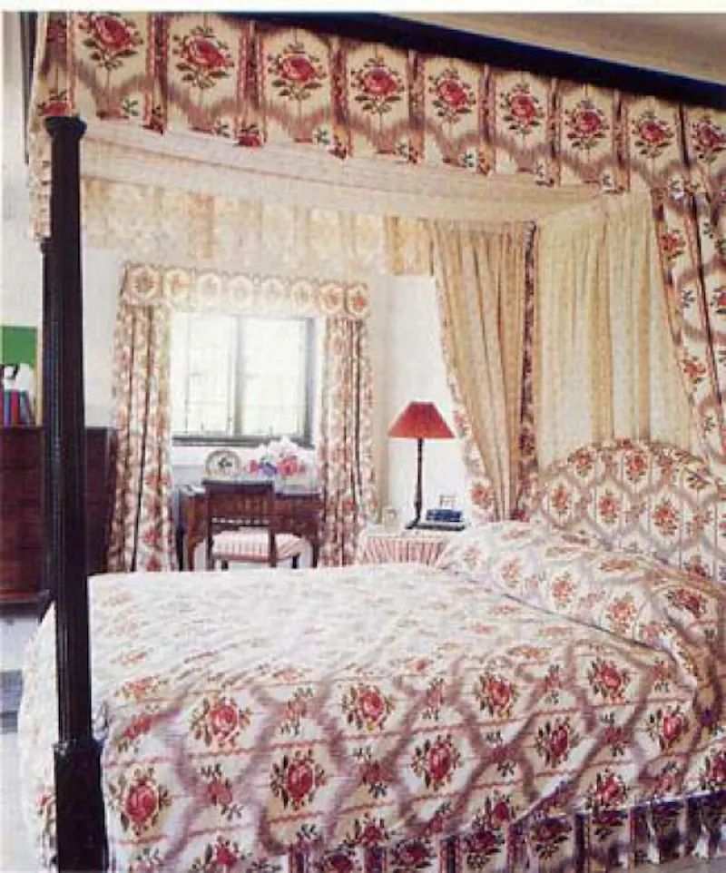 Bedroom at Oxfordshire manor house, M250 (photo 4)