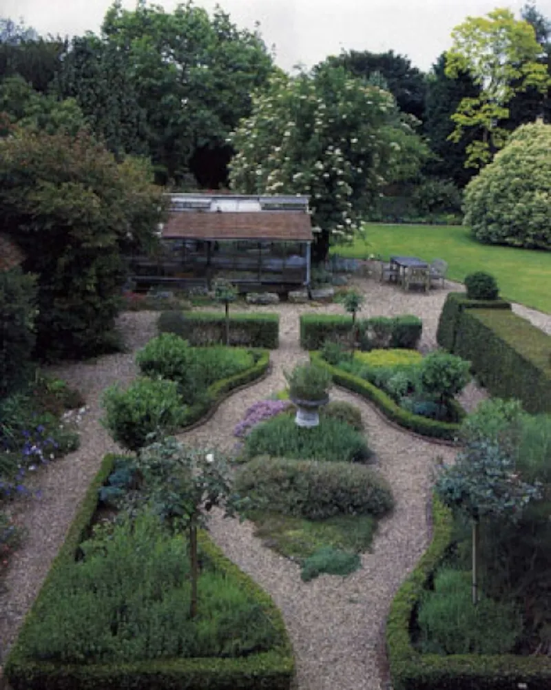 Garden - formal at Oxfordshire manor house, M250 (photo 6)