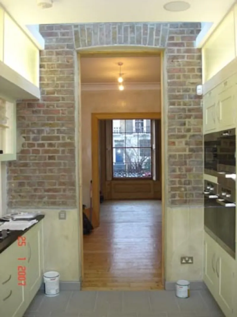 Exposed brick at Georgian townhouse in Camden, B1440 (photo 5)
