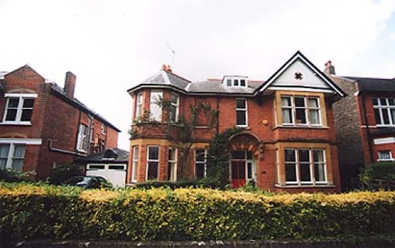 Large detached home in  Ealing, B1046 (photo 1)