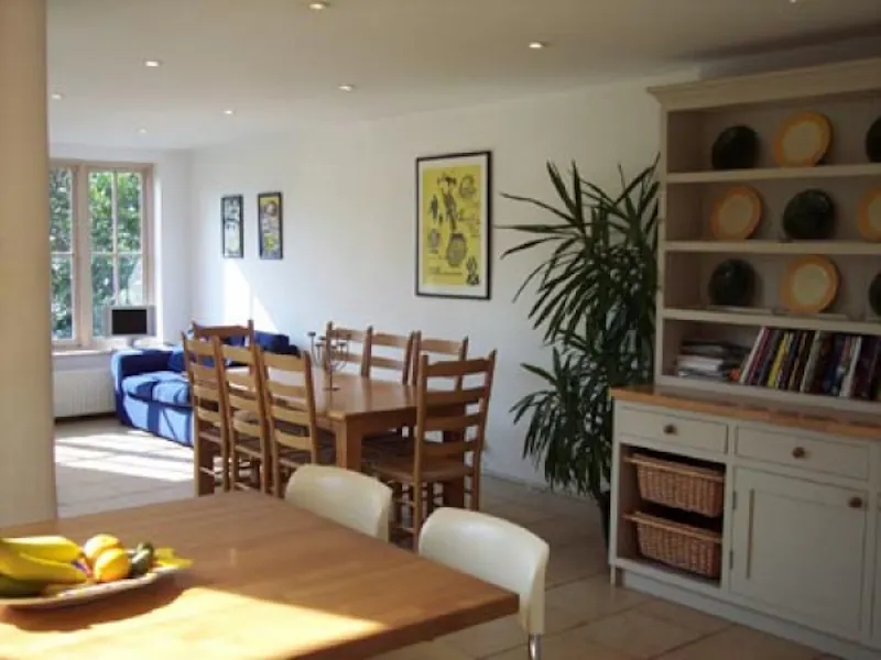 Open plan at Large detached home in  Ealing, B1046 (photo 8)