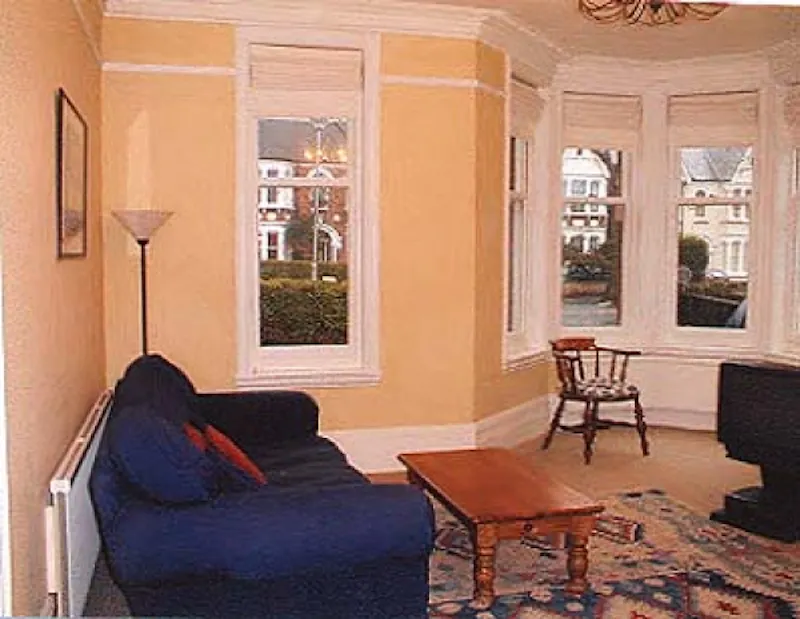 Large detached home in  Ealing, B1046 (photo 9)