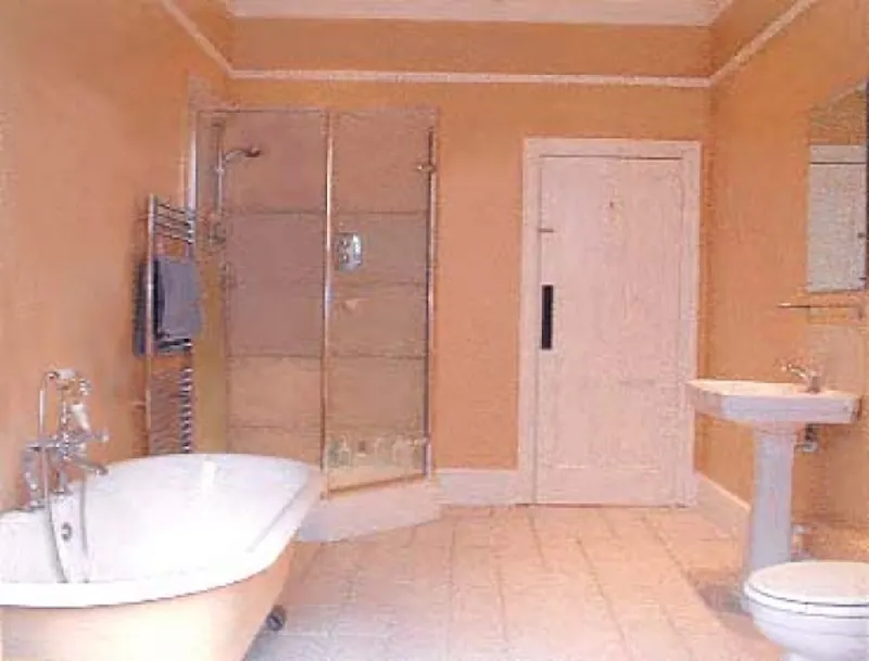 Bathroom at Large detached home in  Ealing, B1046 (photo 12)