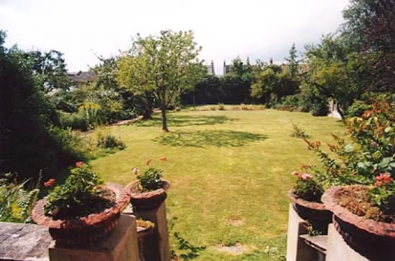 Large detached home in  Ealing, B1046 (photo 14)