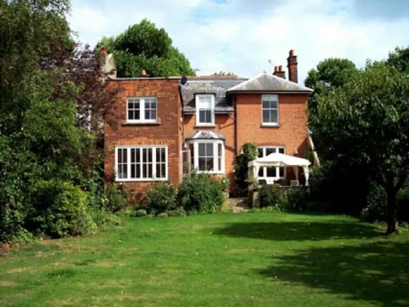 Large detached home in  Ealing, B1046 (photo 15)