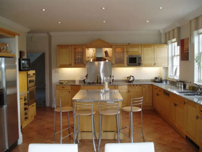Kitchen at Maidenhead modern mansion, D1922 (photo 5)
