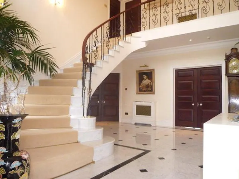 Entrance hall at Maidenhead modern mansion, D1922 (photo 8)