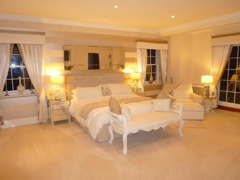 Bedroom at Maidenhead modern mansion, D1922 (photo 15)