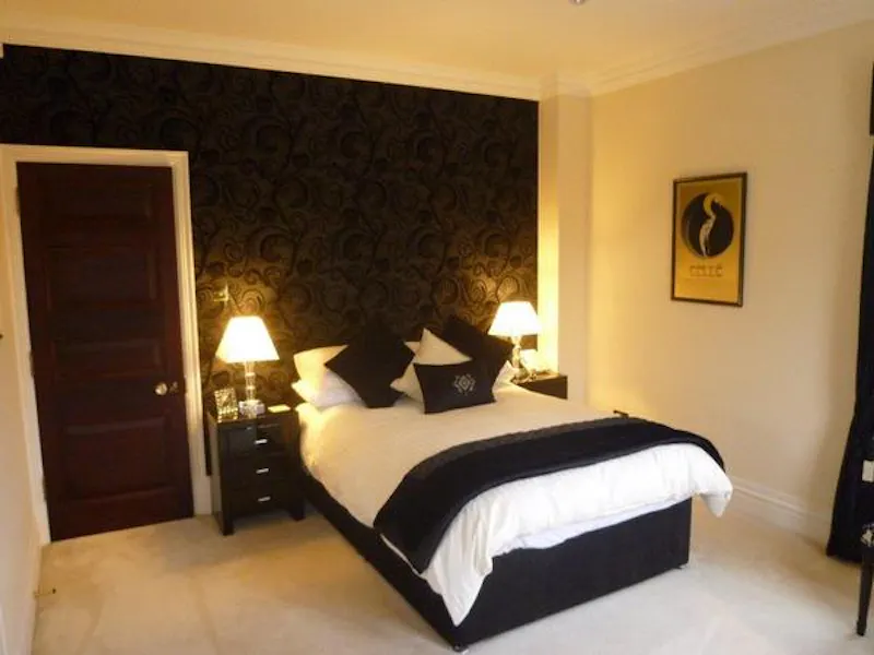 Bedroom at Maidenhead modern mansion, D1922 (photo 17)
