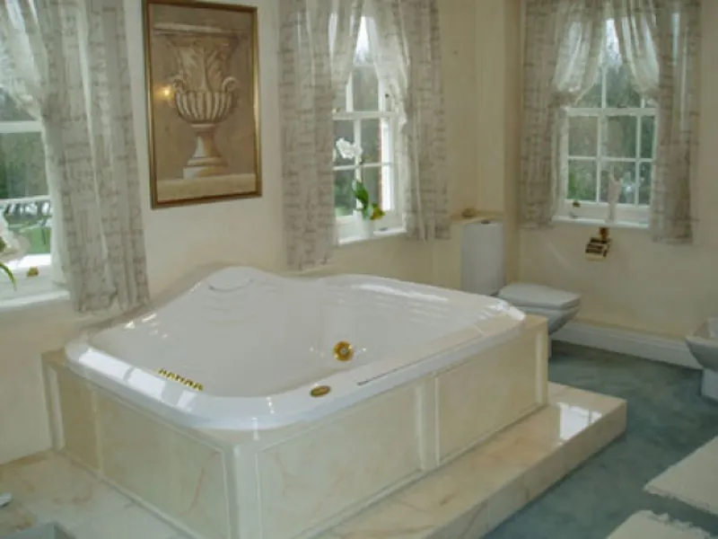 Bathroom at Maidenhead modern mansion, D1922 (photo 18)